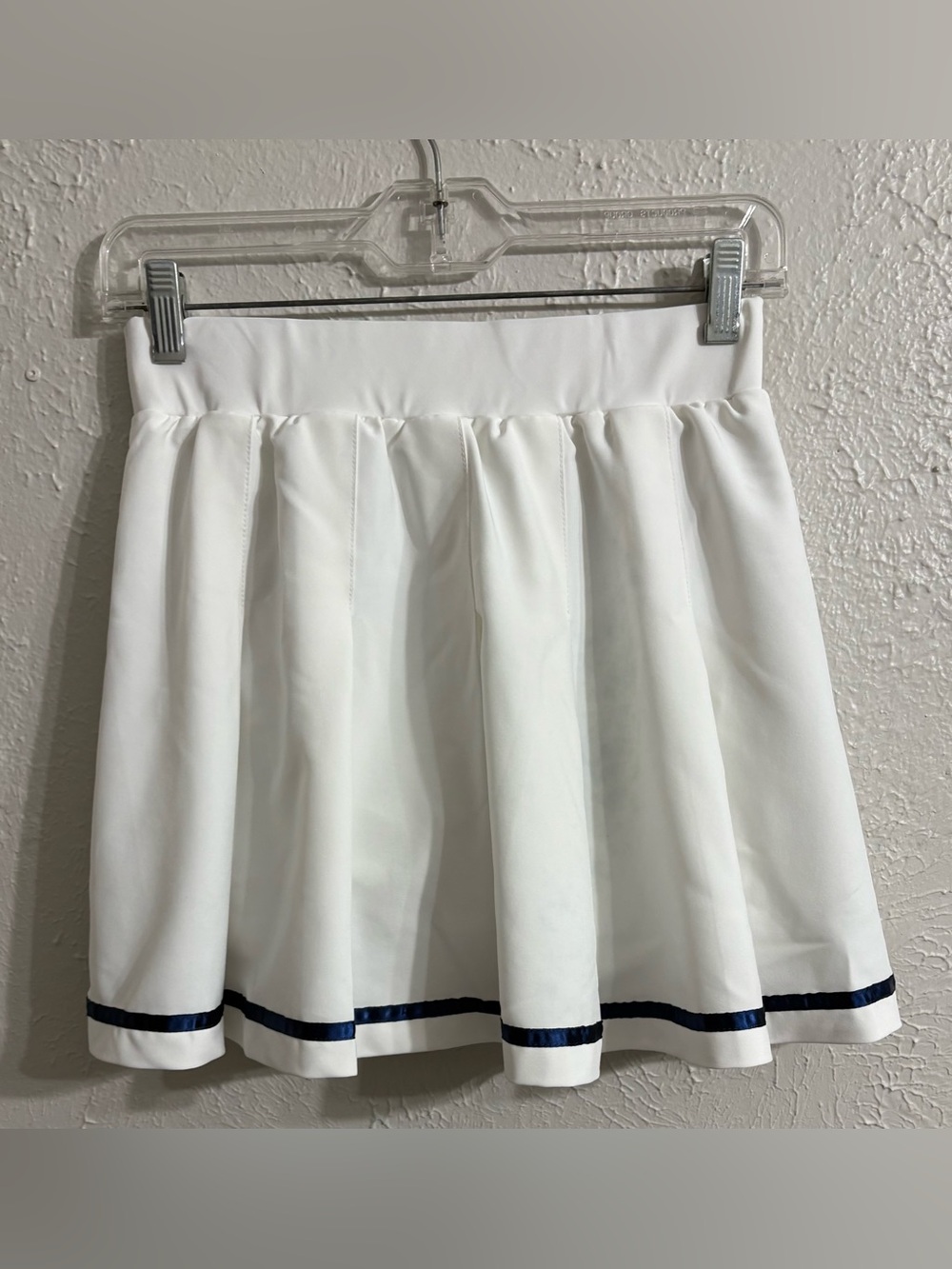 Entro Women’s White Pleated Skirt With Build In Briefs Small.